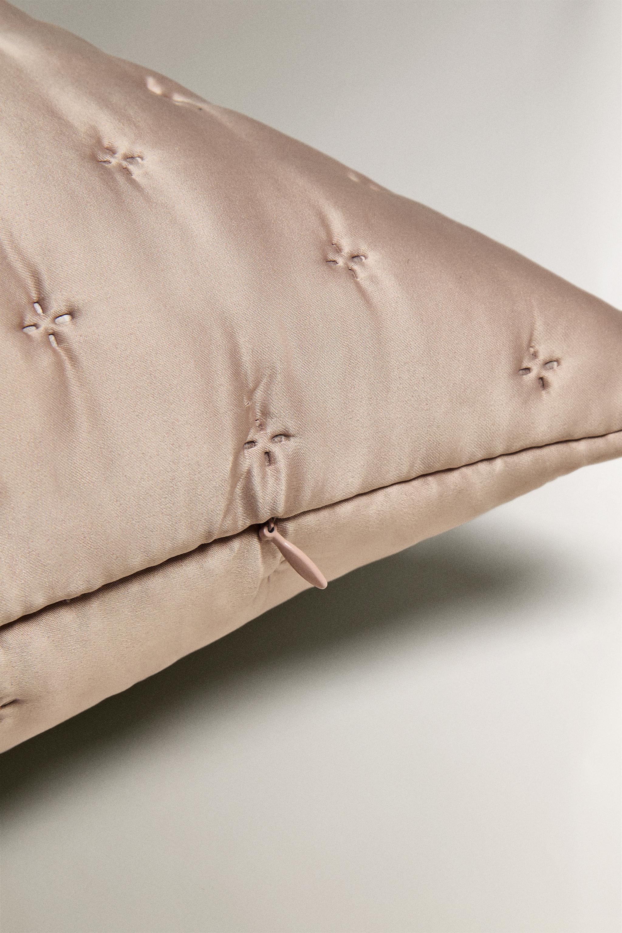 PLAIN SATEEN PILLOW SHAM FOR QUILT WITH KNOTS